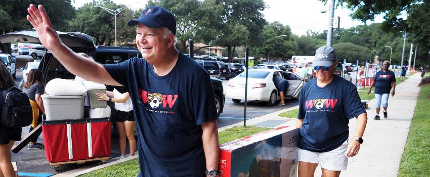 President Bonner helping move a TV at move in day.